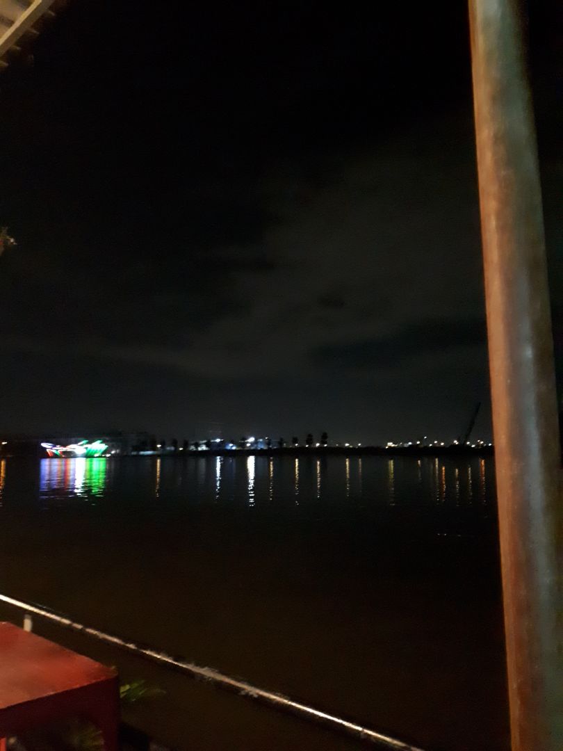 Giao hàng trong mùa dịch rất nhanh. Mua lúc có voucher giảm giá được giá ngon. Lúc mới mua nệm nghe mùi cao su nhưng nằm khoảng 4-5 ngày là hết hẳn. Nằm êm lắm ạ. Mới dùng nệm cao su lần đầu nên ko biết so vs các hãng khác ntn.