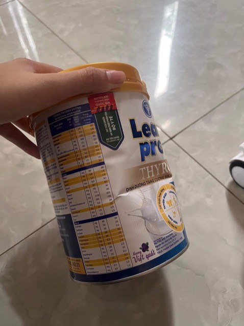 Mua 2 lần đều bị bẹp hộp. Thùng giấy nguyên vẹn, xốp nổ ko tụt. Nhà bán bảo do bên vận chuyển thì mh cũng ko tin. Mua về mà các mẹ bảo mua hộp bẹp cho rẻ khổ ghê