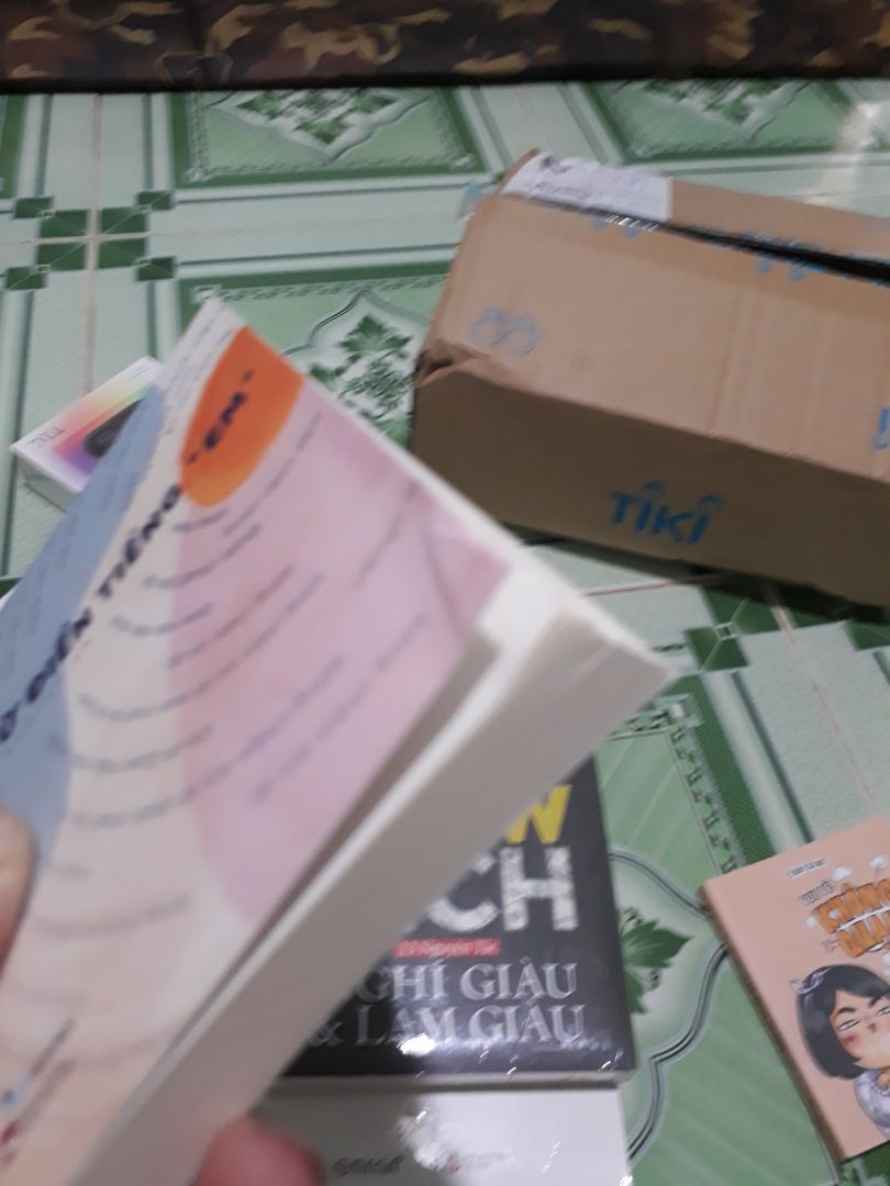 Trước giờ toàn mua ở cửa hàng Fasaha và *** Smarkbook được anh chị em giới thiệu mua lần đầu bên tiki đặt 4 đơn mỗi đơn 4 5 quyển,nhận 1 lần hết luôn nhưng có 4 5 quyển bị móp méo vậy? mình tìm cách liên hệ shop tiki không có mục nhắn tin? Nếu mình muốn đổi trả những cuốn bị móp méo thôi thì sao ạ? Không phải đổi trả hết tất cả ??? Trước giờ toàn mua ở cửa hàng Fasaha và *** Smarkbook được anh chị em giới thiệu mua lần đầu bên tiki đặt 4 đơn mỗi đơn 4 5 quyển,nhận 1 lần hết luôn nhưng có 4 5 quyển bị móp méo vậy? mình tìm cách liên hệ shop tiki không có mục nhắn tin? Nếu mình muốn đổi trả những cuốn bị móp méo thôi thì sao ạ? Không phải đổi trả hết tất cả ???