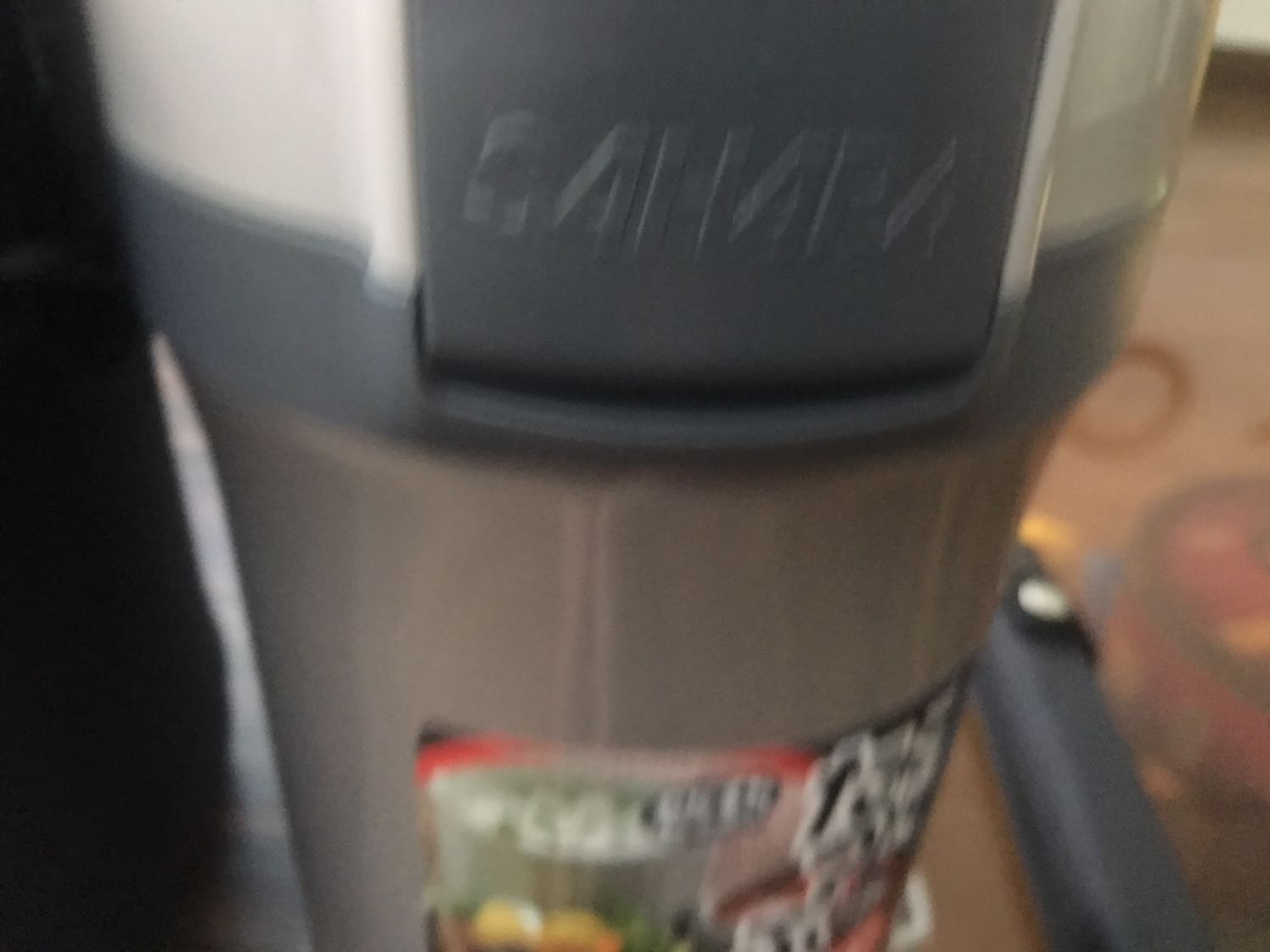 Mình cảm thấy đây không phải là hàng thật của Tiger vì thường hàng thật sẽ có chữ in tên thương hiệu lên sản phẩm ( không gỡ được), cái này thì chỉ có cái nhãn dán Tiger. Lại in chữ SAHARA trên  sản phẩm . Sản phẩm không sắc sảo như hàng tốt. Mình không hài lòng lắm. Mình muốn trả hàng không biết có được không.