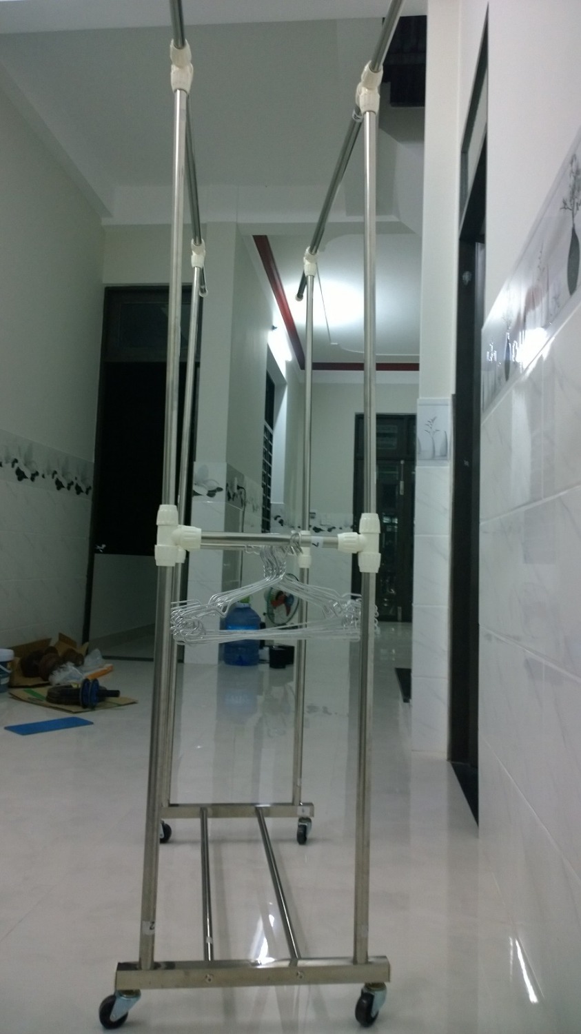 Mua về loay hoay một hồi mới lắp xong, cũng không khó lắm, lắp phần chân hơi mệt nhất, do lỗ khoan sẵn hơi chật so với cái thanh inox đưa vào. Lắp xong thì thấy khá là ok. Giàn phơi cao khoảng 1.7m, thanh phơi ngang cũng cỡ đó. Phơi đc nhiều đồ, cứng cáp, có bánh xe. Giá 260k cũng mềm. Chế thêm sợ day bụt ở giữa nữa tiện cho bỏ móc