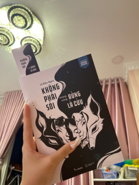 Mình chọn giao trong 2 tiếng nên đặt có luôn. Shipper nói chuyện dễ thương, đóng gói ở ngoài hộp thì gọn gàng nhưng bên trong thì không có giấy bọc nên ship xa dễ hỏng sách :( Về nội dung thì mình thấy qua những phần mình đã đọc thì thường bàn luận về những vấn đề rất gần với cuộc sống, ổn, mình chưa đọc hết nên chỉ nhận xét thế thuii kekee