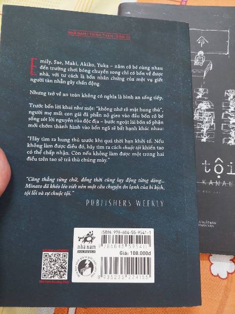 “Chuộc tội ” có cùng kết cấu và cách tình bày giống với ”Thú Tội “ một tác phẩm nổi tiếng khác đã đươc dựng thành phim. Thủ pháp kể chuyện ngôi thứ nhất, cách mở và thắt nút câu chuyện là yếu tố độc đáo giúp đem lại thành công cho Minako Kanae. Một tác phẩm gây rúng động, thao túng tâm can độc giả.