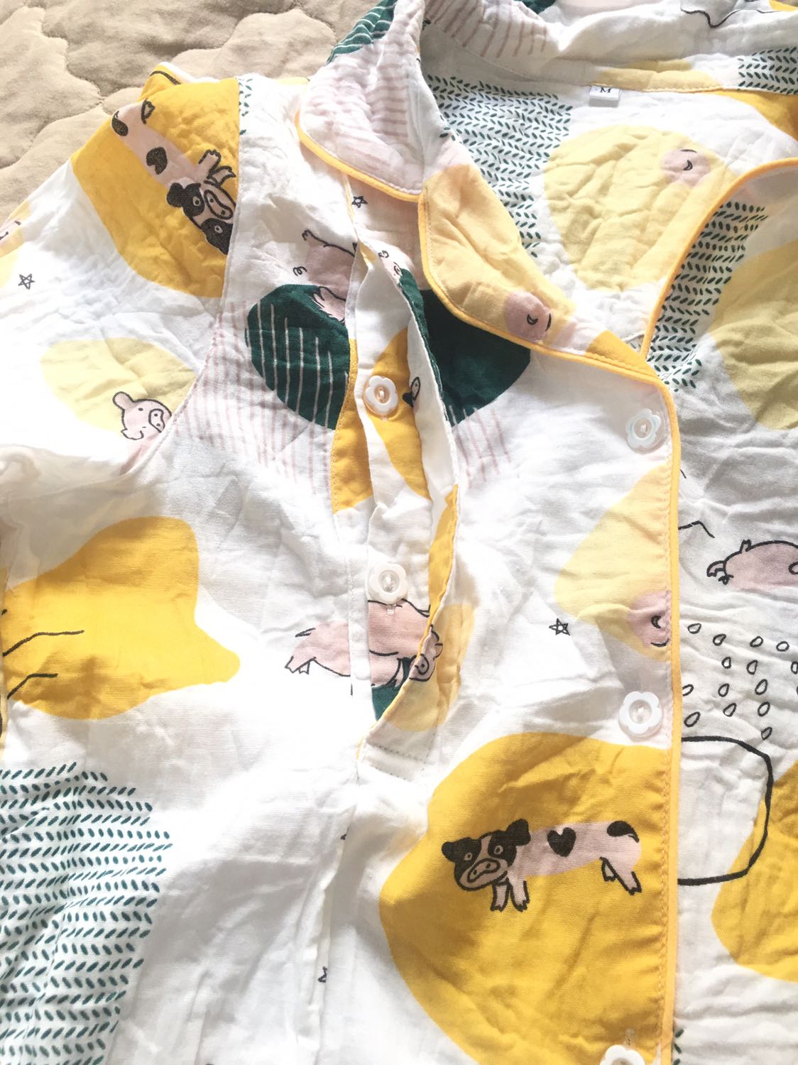 Màu sắc đẹp, vải mặc mát, áo có nút mở cho bé bú, quần có thể điều chỉnh được. Rất hài lòng! Màu sắc đẹp, vải mặc mát, áo có nút mở cho bé bú, quần có thể điều chỉnh được. Rất hài lòng!