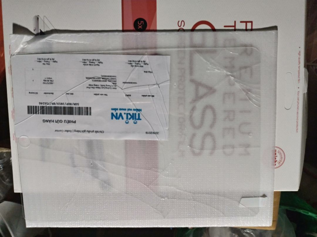 Lau ipad sạch sẽ, cẩn thận tháo để dán. Thì kính đã vỡ. Thất vọng vô cùng tiki. Nhìn cái bọc kính kiểu đó, giao hàng nén ko vỡ mới là ơn trời. Đặt hàng thì thật lâu tiki mới xác nhận đơn. Giá trị hàng ko đáng bao nhiêu nhưng là uy tín của cty. Việc nhỏ nhưng lại làm mất thời gian cả 2 bên. Mua hàng online để tiết kiệm thời gian. Rút cuộc là bực mình, tốn thời gian, trả tiền cho nón hàng không dùng được. Đã gọi tiki. Chắc phải rất lâu tiki mới giải quyết.