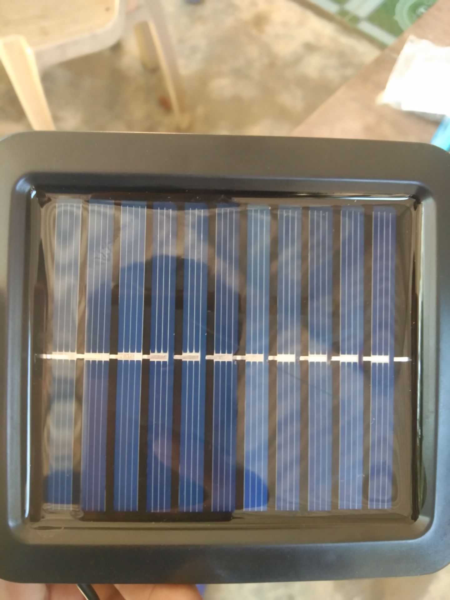 hàng đóng gói cẩn thân. mặt pin năng lương mặt trời bị trầy xước. chất lượng để trải nghiêm xem đã hàng đóng gói cẩn thân. mặt pin năng lương mặt trời bị trầy xước. chất lượng để trải nghiêm xem đã