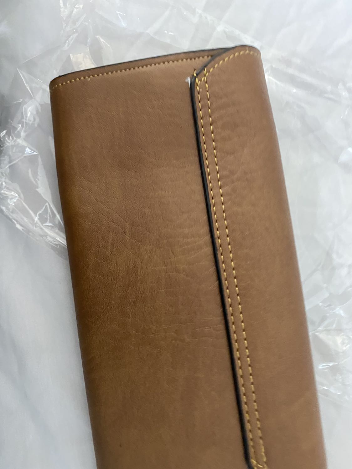 Ví xinh lắm nha! 
Nhiều ngăn, bỏ được điện thoại  
Canh giờ áp mã được giá rẻ
Cách đây 3 năm mua 1 túi xách lata, đến giờ chất da không bị nổ 
Giờ chỉ mua hàng lata dùng thôi