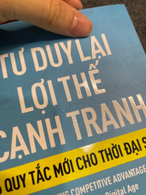 chất liệu giấy ổn nhưng bìa bị một số vết bị lõm và hơi sờn. Nhưng nếu để đọc thôi thì không ảnh hưởng lắm. Còn đóng gói ổn