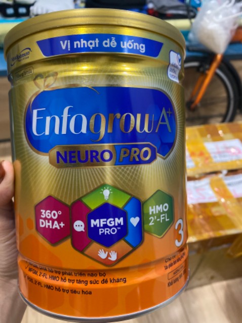 Hộp sữa được giao không giống hình trên ***, nắp hộp mở được liền, không phải kiểu có mối mở