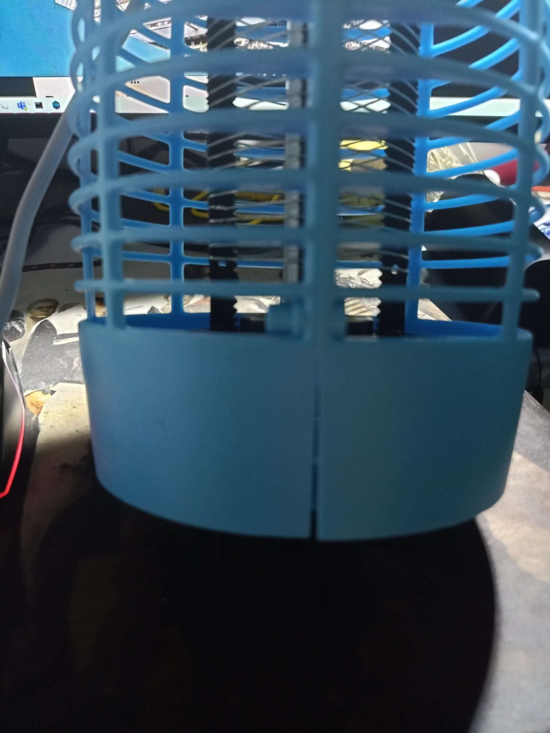 Chuyện kể rẳng từ khi mình mua chiếc đèn thì ốc vặn chưa vào, thay vì bắt muỗi thì mình để nó làm đèn ngủ bởi ánh sáng dụi của nó khá là dễ ngủ. Mình đã tự an ủi thôi thì chắc ngta đặt sai tên cho chiếc đèn nhưng rồi đên 1 ngày năm covid thứ nhất sau khoảng 30 lần sử dụng thì ôi thôi bóng đã xế chiều chiếc đèn đã ngỏm 1 màu đen xì. vĩnh biệt.