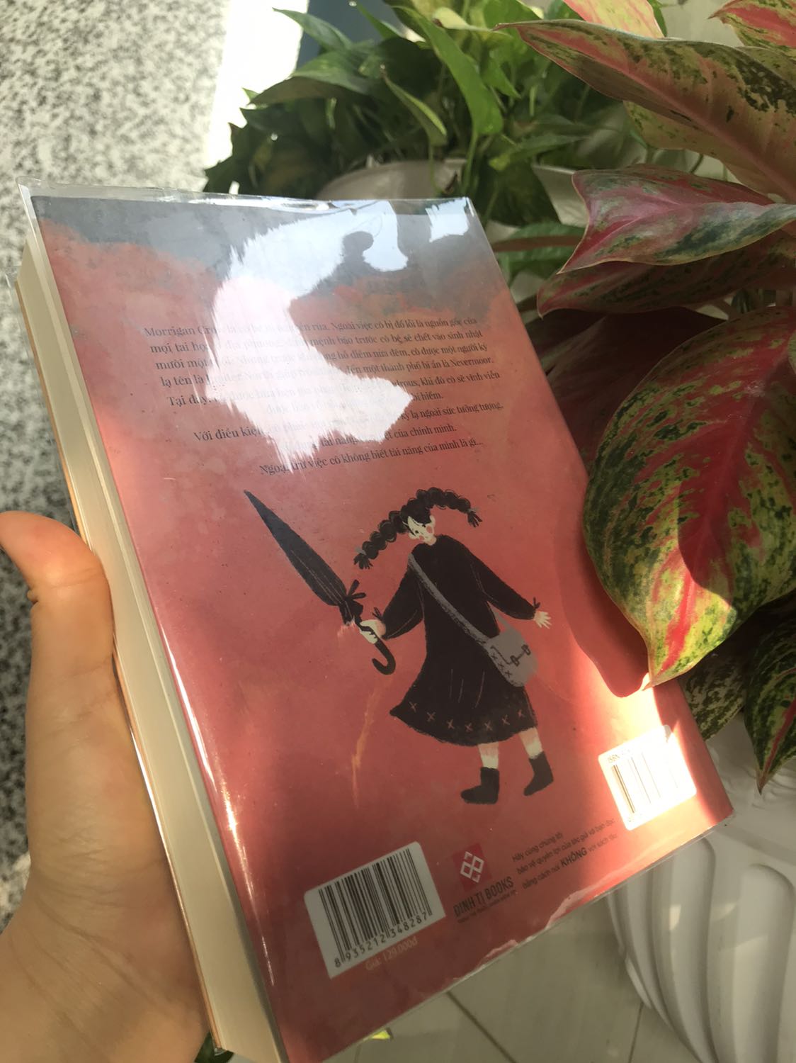 Còn chờ gì không mua ngay cuốn sách xinh xẻo, khá dày dặn nữa chứ. Cô bé Morrigan lạc lõng, bị lãng quên giữa chính gia đình mình. Và cuộc hành trình với những thử thách tại xứ Nevermoor đang chờ đón em. Về biên soạn mình thắc mắc có phải lỗi phông chữ không khi thường xuyên xuất hiện các chữ phông khác trong khi từ đó không phải nội dung cần nhấn mạnh gì.