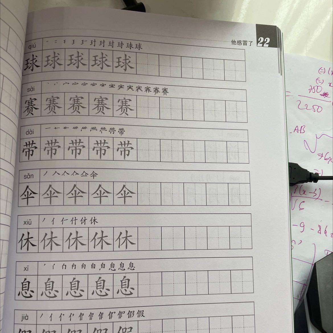 Mình đặt hàng hôm 21 và nhận hôm 26/5. Shop bọc sách khá kĩ, mở ra vẫn còn mới, tuy nhiên góc sách(?) bị cong, còn lại vẫn ok