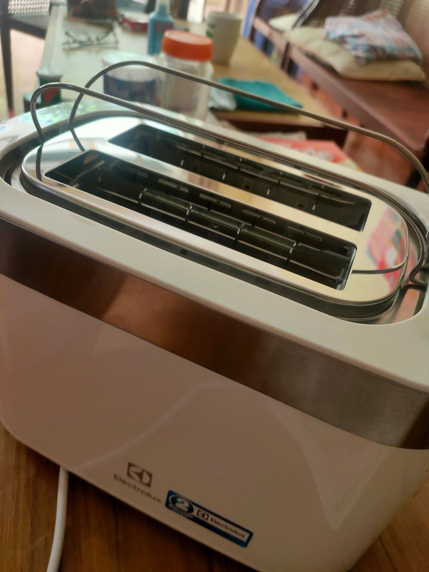 Giao hàng hơi lâu do giao trong mùa dịch. Sản phẩm được đóng gói cẩn thận và kỹ càng, đóng gói mấy lớp. Máy rất nhẹ. Về sử dụng thì khá ổn, chỉ vệ sinh hơi khó