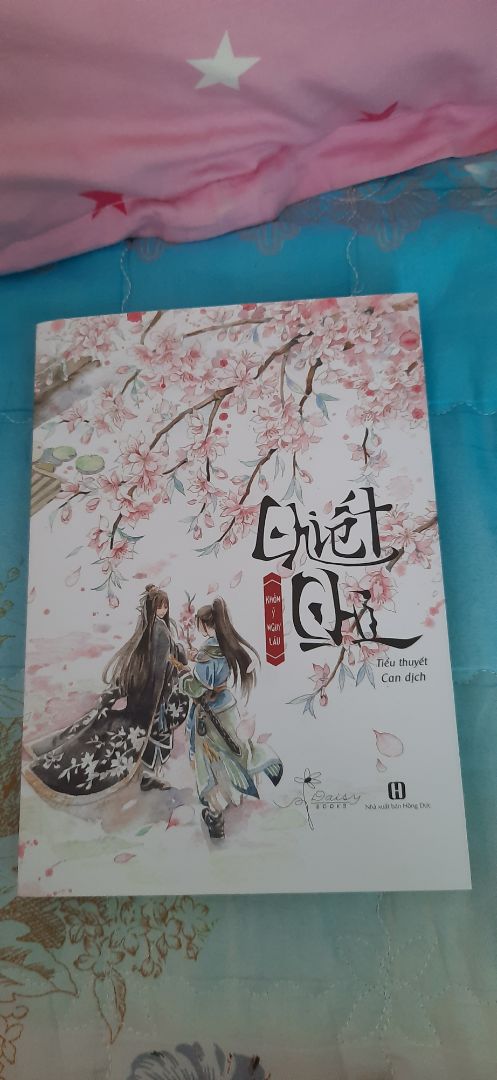 Đọc giả nào hay đọc hoặc thích thể loại đam mỹ thì hãy thêm cuốn này vào danh sách đọc. 
Bìa đẹp. Chất lượng in ấn rất đẹp. Lối dịch tốt.
Về nội dung truyện: truyện khá hay, hơi ngược nhưng phần sau lắp lại sự đau thương ban đầu. HE. Đọc xong hơi tiếc thương cho cặp đôi ngoại truyện.