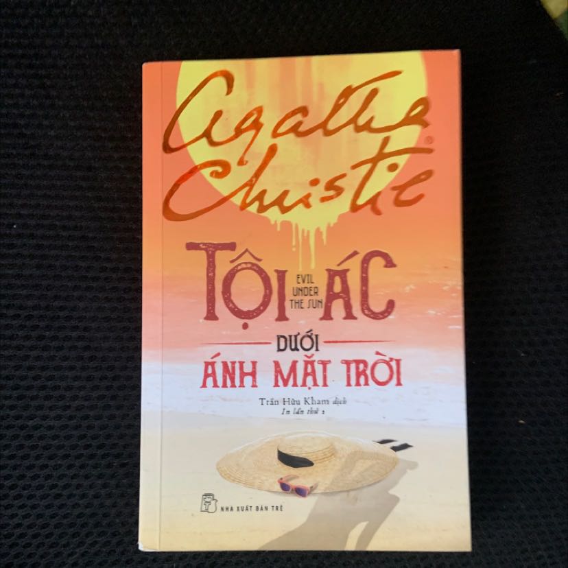 Điểm công:Logic trong lập luận,sắc sảo trong miêu tả nhân vật từ noi tâm đến những biểu hiện phi ngôn ngữ. Bia thiết kế bắt mắt, phù hợp nội dung. Font chữ tao hiệu ứng như font từ máy đánh chữ thời xưa. Neu ko phải chat liệu giấy tốt, thì mình đã tưởng đang đọc một cuốn sách cổ o dau đấy.
Điểm trừ ko biết la bản dich sai hay do biên tập mà một số chỗ nói về phương hướng cứ loạn lên. Neu ko co hinh bán đồ khách sạn chắc minh không hiểu dc truyện. Một số chỗ nhầm lẫn tên nv, chủ ngữ, cách ngắt câu gây khó hiểu. Mong sẽ dc khắc phuc.