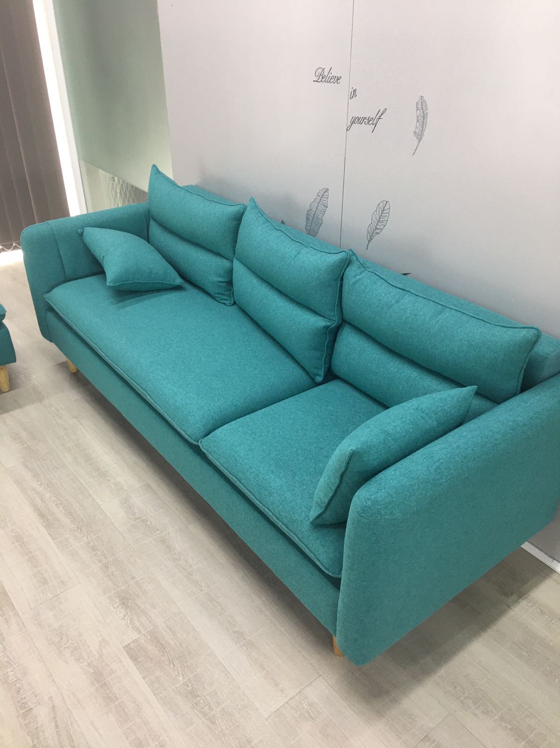 Lần đầu tiên đặt sofa qua tiki mà kết quả rất hài lòng. Vừa đặt xong là shop kết bạn *** liền. Sofa đẹp như màu mẫu. Shop có tư vấn kĩ màu của sofa. Duy 1 điểm mình chưa hài lòng là mình đã liên hệ trc nhờ shop bưng lên lầu 2 vp mình đi qua 3 lớp cầu thang lận, v mà chỉ có 1 anh tài xế chở hàng làm mình và tài xế tốn thời gian đi kiếm người bưng phụ. Shop nên ghi chú điểm này ở những đơn hàng sau nha Lần đầu tiên đặt sofa qua tiki mà kết quả rất hài lòng. Vừa đặt xong là shop kết bạn *** liền. Sofa đẹp như màu mẫu. Shop có tư vấn kĩ màu của sofa. Duy 1 điểm mình chưa hài lòng là mình đã liên hệ trc nhờ shop bưng lên lầu 2 vp mình đi qua 3 lớp cầu thang lận, v mà chỉ có 1 anh tài xế chở hàng làm mình và tài xế tốn thời gian đi kiếm người bưng phụ. Shop nên ghi chú điểm này ở những đơn hàng sau nha