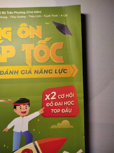 Sách giấy màu oke, nhưng phần bìa bị cong dẫn tới gần hai chục trang sau cũng bị cong luôn, cái này rõ ràng ko phải lỗi do bên vận chuyện mà bên đóng gói thấy sách cong vẫn đóng hàng, chưa lần nào mua tiki mà thất vọng như vậy luôn á
