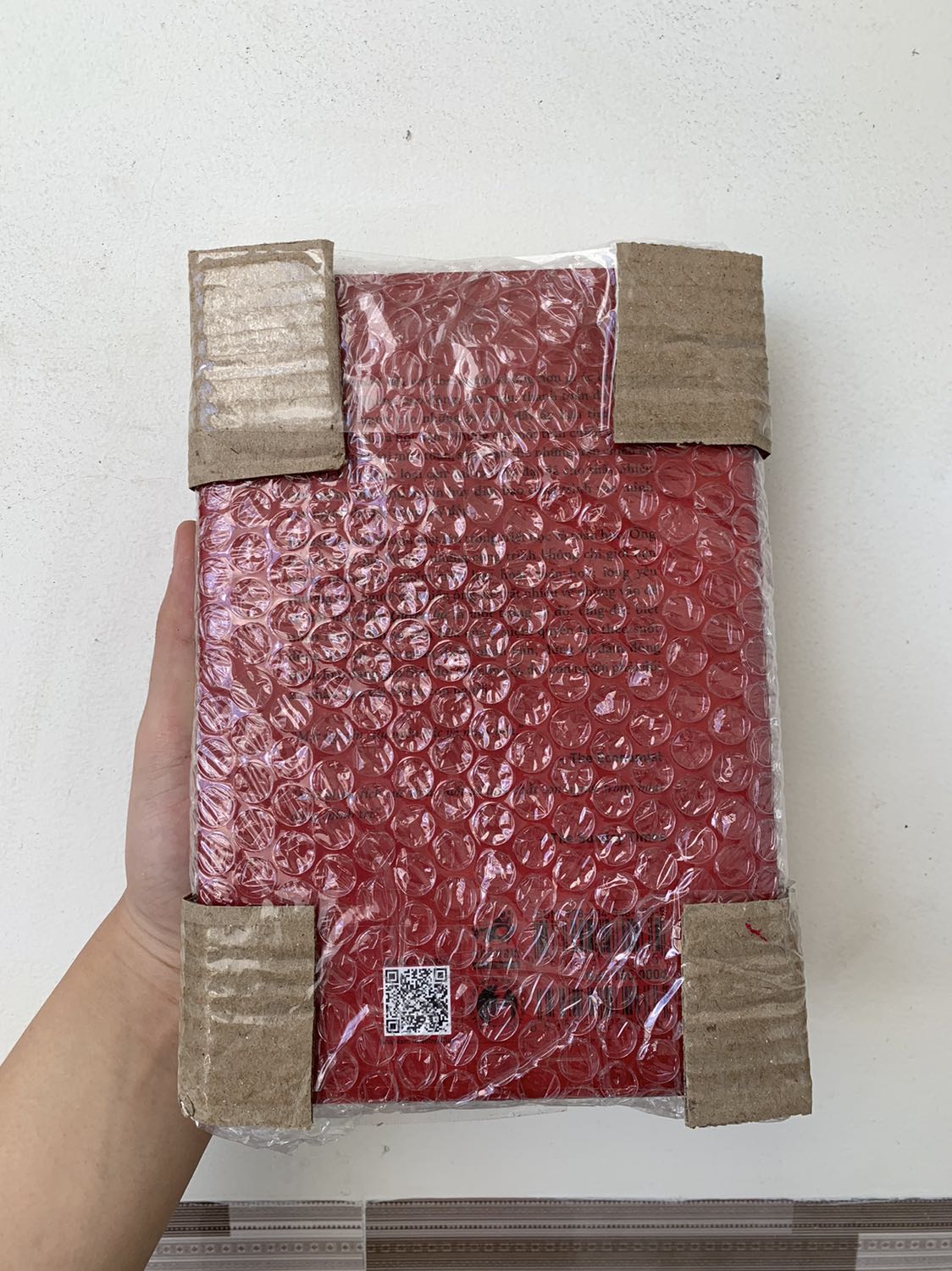 Không có gì để phàn nàn cả, từ cách đóng gói vận chuyển đến chất lượng của cuốn sách tất cả đều tuyệt vời. Chỉ có điều hơi tiếc là mình không được bóc seal 😊