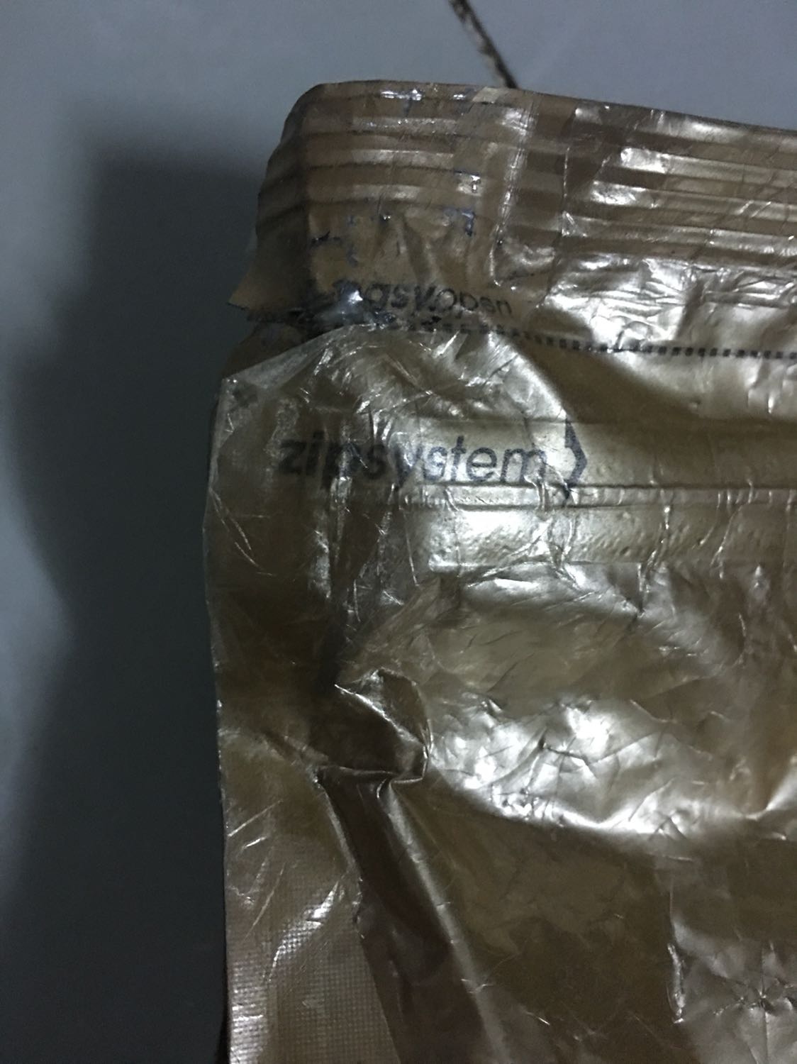 Bỏ 350k ra mua bịch thức ăn cũ nát. Bao bì đã bị hở, vậy mà cũng bán cho KH dc. Ko bao giờ mua hàng trên tiki nữa