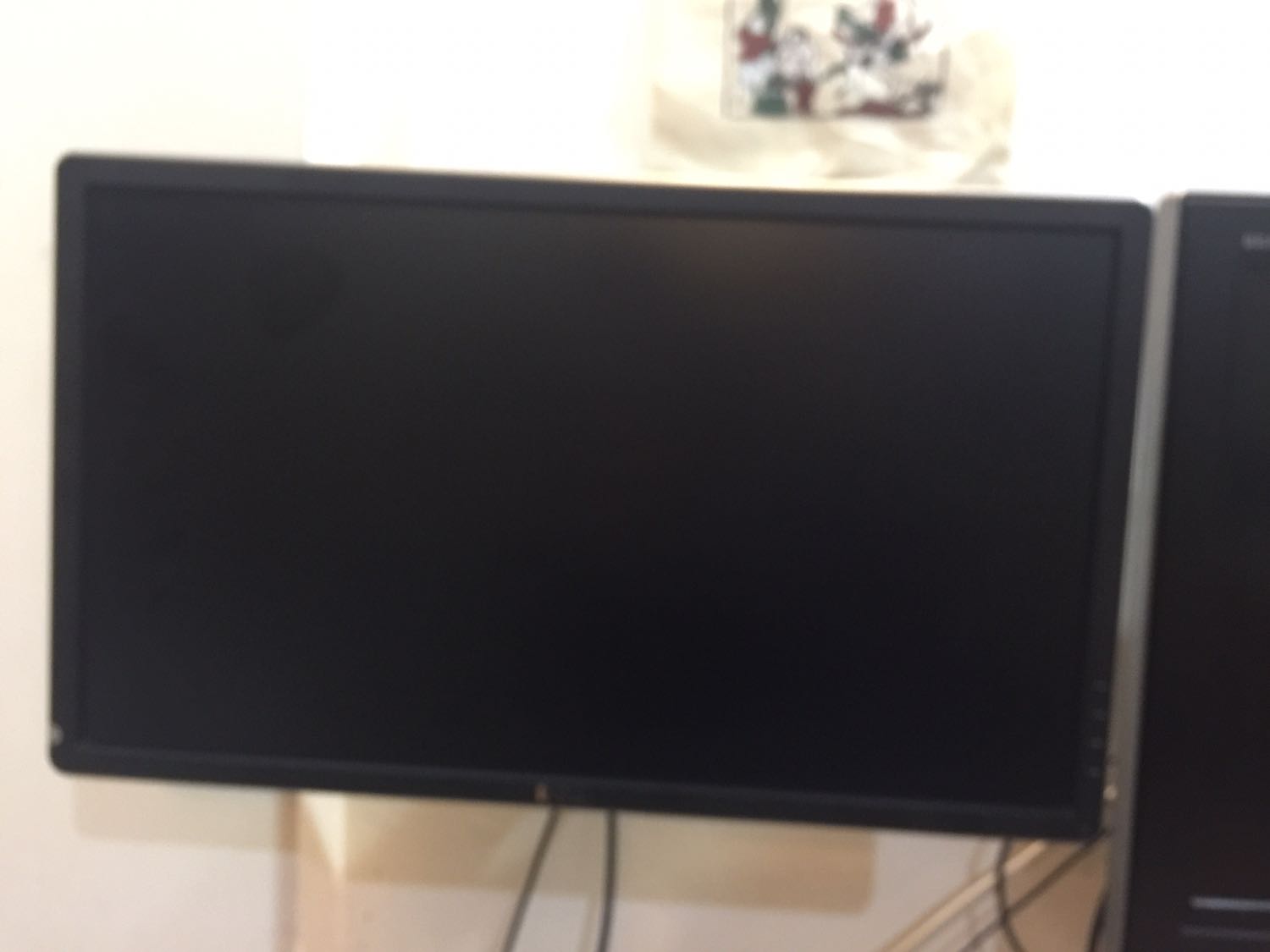 Giao hàng sớm hơn 1 ngày so với dự kiến. Chắc chắn, khả năng nâng hạ tốt, chỉnh được hạ xuống thấp mà màn hình vẫn thẳng, không bị cúi gằm. Quyển sách hướng dẫn kèm theo rất chi tiết.