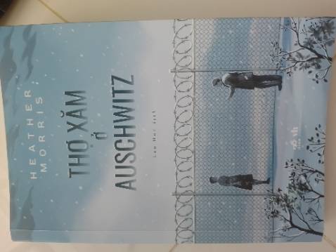Bìa sách đẹp, nét chữ rõ ràng, sách có vài lỗi chính tả.
Về nội dung thì khỏi phải bàn luôn. Trước đó mình từng đọc cuốn Chú bé mang pijama sọc, sau đó mình mới biết thêm cuốn này. Sách viết về nhân vật chính Lale - thợ xăm, những trải nghiệm của anh trong trại tập trung: những người anh gặp, những cuộc trò chuyện, những lần anh suýt chết, lò thiêu, những người bị bắn...Trại tập trung còn là nơi anh gặp gỡ tình yêu của mình - Gita, họ cùng nhau trải qua những giai đoạn khó khăn. Kết thúc của sách là Happy ending.
Sách đưa người đọc trải qua rất nhiều cũng bậc cảm xúc.
Highly recommend mọi người đọc cuốn này luôn.