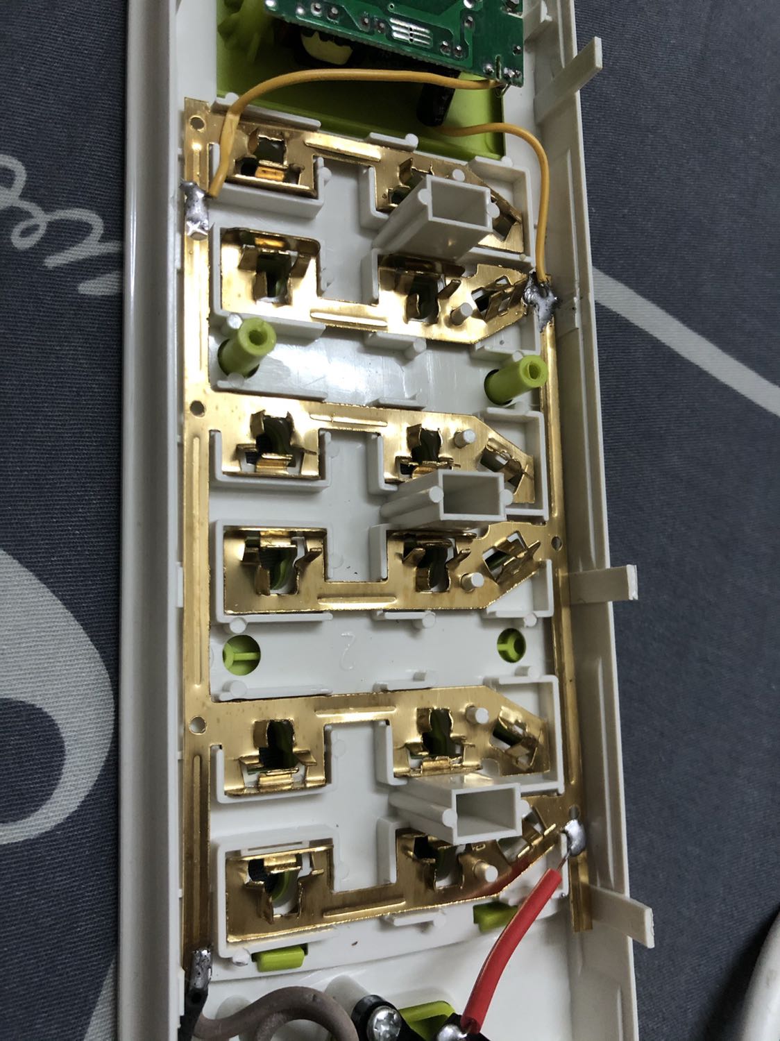 Lá đồng mỏng, cắm sạc điện thoại vào k rút ra được. Lá đồng mắc vào chân sạc luôn.Cố rút ra được 1 lần là dão luôn ổ, cắm chập chờn, còn củ sạc thì toét hết chân sạc.