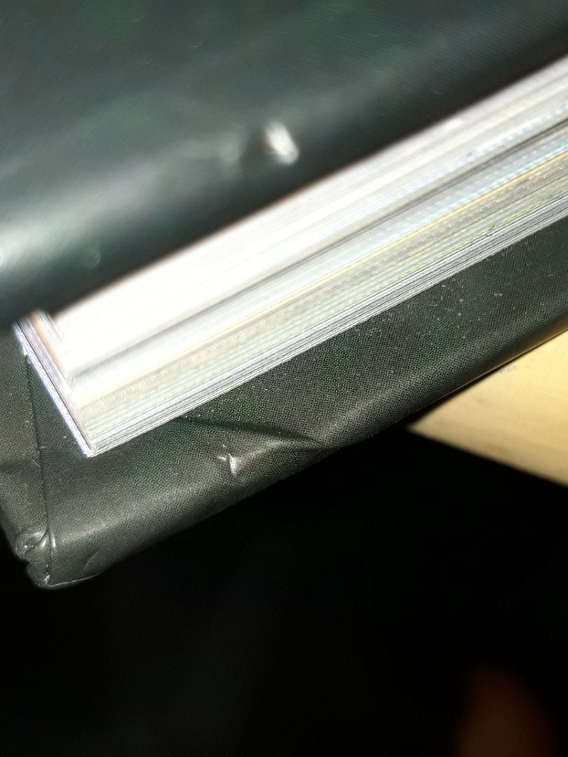 ưu điểm: tranh ảnh minh họa rất đẹp luôn, anh shipper rất dễ thương lúc ship dù lúc ship hàng trời mưa rất to, ship hàng nhanh hơn dự kiến tận 1 ngày luôn đó, mình mua với giá hời  (262k thôi)
nhược điểm: đóng gói ko đc kĩ càng cho lắm, chỉ có mỗi hộp bên ngoài làm sách của mình bị móp hết trơn huhu :(( góp ý chút là lần sau nên bọc thêm lớp chống sốc 
nếu cho điểm thì mình sẽ cho 9.9/10