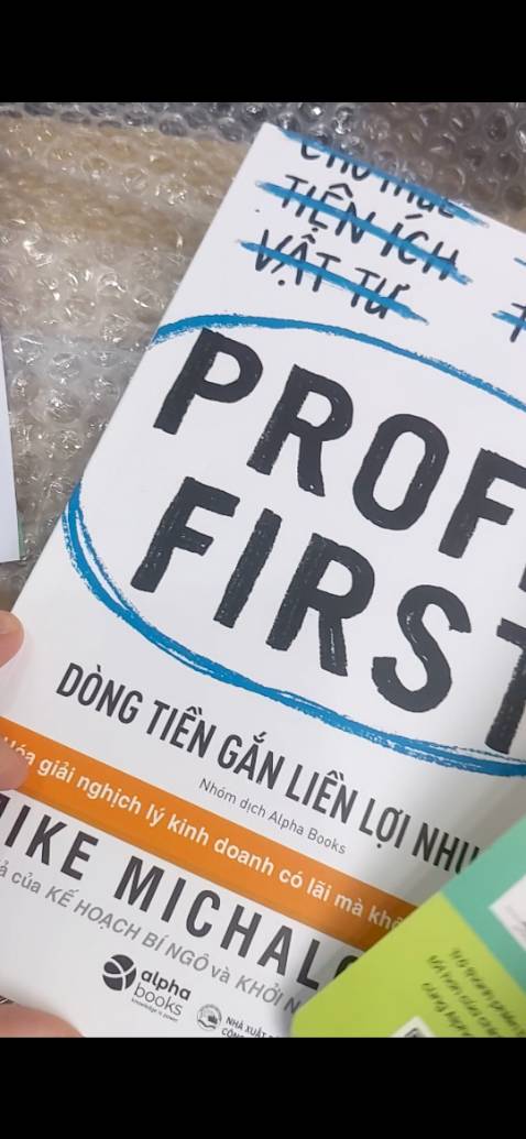 Sách cực kỳ hay và bổ ích, mình đọc say mê luôn, chắc chắn muốn mua rât nhiều sách từ tác giả này và mình sẽ tặng bạn bè nữa. Đóng gói rất cẩn thận và có thẻ kẹp sach, rât tiện dụng. Chất liệu giây tốt, rất xịn và rất hài lòng.