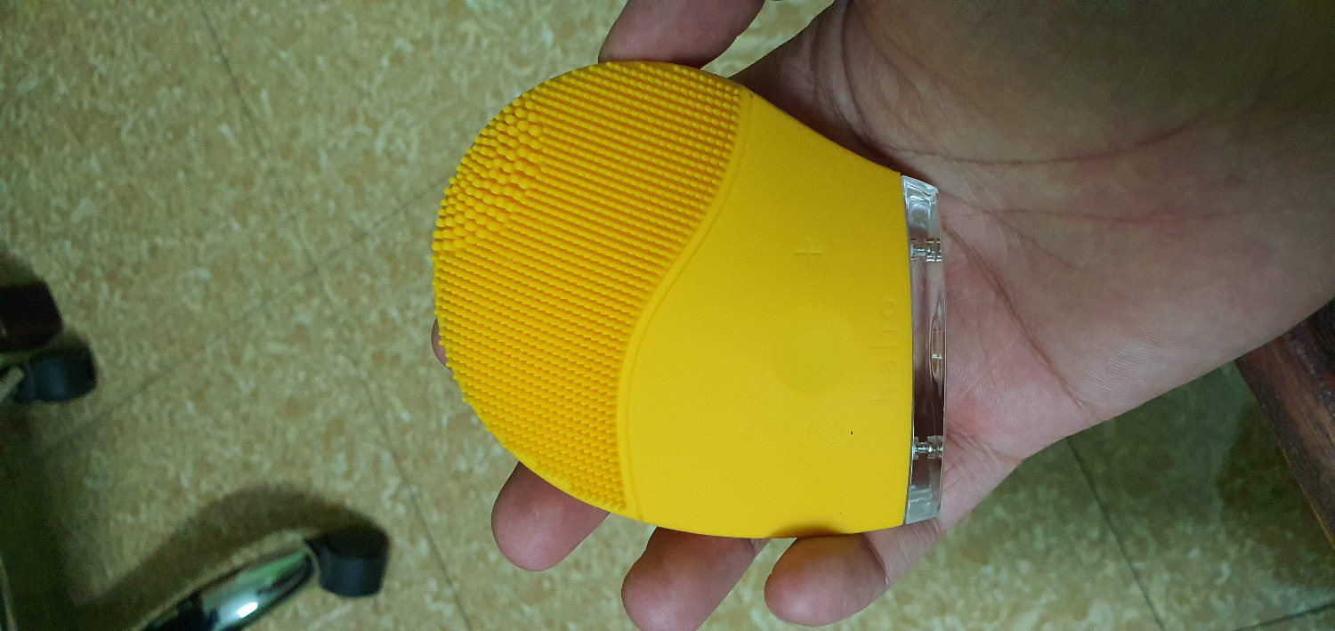 Mình đặt mua sản phẩm này mặc dù đã đọc bài viết 1* nói về chính sách hậu mãi trước đó. Mình đã hi vọng mình không đen như người mua trước nhưng rốt cuộc mình cũng rơi vào tình cảnh của bạn ấy.
Máy rửa mặt hoạt động bình thường trước khi sạc lần đầu tiên. Sau một thời gian sử dụng, máy hết pin, mình sạc pin và máy bắt đầu gặp trục trặc: đang dùng thì tự động dừng lại, bấm nút nhiều lần không lên, đang yên đang lành máy lại rung đột ngột. Mình không rõ nguyên nhân vì sao nên có liên hệ lại với CS của Tiki và câu chuyện diễn ra như sau:
14/05: mình thông báo cho CS bên Tiki, bạn nữ xác nhận sẽ bảo hành cho mình và hẹn sau 1-3 ngày sẽ đến nhận máy từ chỗ mình.
18/05: mình sốt ruột, gọi lại cho CS và bạn nữ khác khuyên mình cố chờ hết ngày 19 vì được hẹn sau 1-3 ngày và không tính ngày nghỉ (cái này là lỗi của mình, do nóng vội nên gọi lại cho CS vô cớ).
20/05: máy vẫn chưa có ai đến nhận. Chiều hôm này, mình gọi lại cho CS bên Tiki, một bạn nữ khác báo sẽ hối đơn vị vận chuyển chóng đến lấy máy. Sau khoảng 1h, có một số máy lạ báo là nhân viên Tiki, gọi điện hẹn mình sáng 21 sẽ đến lấy máy. Okay, mình không muốn làm khó ai nên đồng ý với lời hẹn này.
Chiều 21/05: lời hẹn từ hôm trước vẫn bặt vô âm tín. Mình gọi điện lại cho số máy lạ kia để hỏi và sau vài câu trao đổi ngắn ngủi, bạn ấy trình bày: "Hôm nay em bận lắm, mai em qua" rồi cúp máy luôn, không kịp cho mình định thần. Mình gọi điện lại cho CS bên Tiki, một bạn nữ khác lại hẹn với mình sẽ hối lại đơn vị vận chuyển sớm đến lấy máy chỗ mình.
23/05: mình chưa liên lạc lại cho Tiki 1 lần nào nữa và Tiki cũng chưa liên lạc lại nói về việc sẽ làm gì tiếp. Có lẽ mình chậm hiểu định nghĩa của "bảo hành" là gì.
Mình hoàn toàn thất vọng về chính sách hậu mãi của Tiki. Một lời khuyên cho các bạn nếu mua đồ trên Tiki: tránh mua những đồ có thể phải đi bảo hành mà không biết bảo hành ở đâu. Tiki sẽ hành cho bạn biết thế nào là bảo hành luôn.