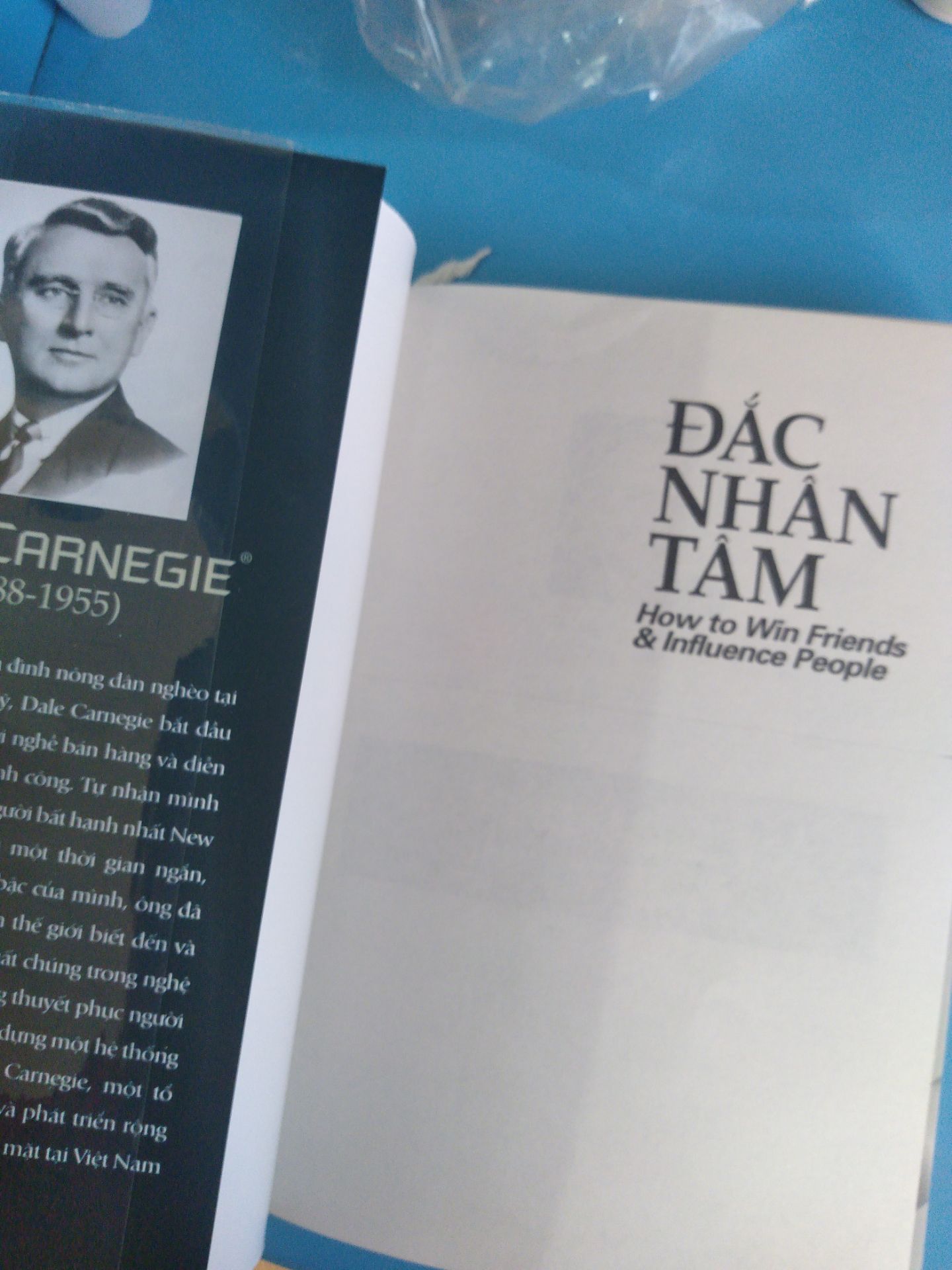 Sách còn seal nhưng khi gỡ ra lại bị rắch chút xíu ở gáy. Nói chung cũng ổn với lại giá cũng được giảm nữa. Nội dung sách thì không có gì đặc biệt cho lắm vì mình không phải là người hay đọc truyện trinh thám. Cũng nên thử đọc cho biết mà tiki giao sách nhanh lắm