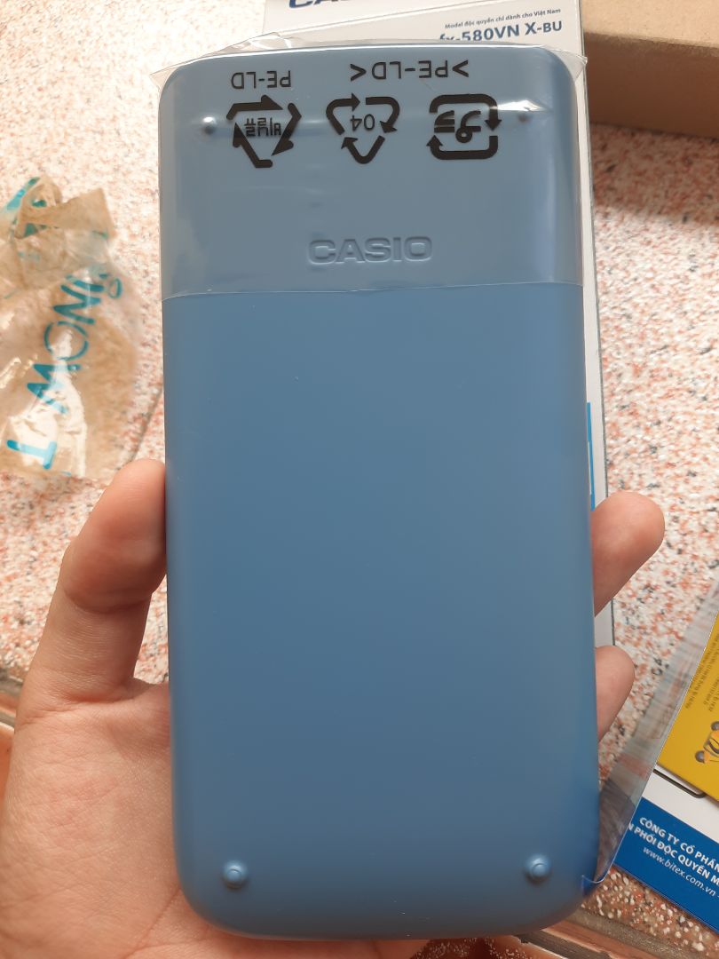 màu pastel xinh cực kì. mình thấy nhiều ảnh đánh giá rồi cơ mà thấy tận mắt màu lại xinh hơn mình nghĩ. Mình đã dùng bản màu đen thì mình thấy phím bấm của bản màu xanh mới ra bấm đầm tay hơn màu đen, phím chắc chắn hơn ấy. Nhưng độ hoàn thiện chi tiết về con số in trên phím chưa thật sự hoàn hảo như màu đen.