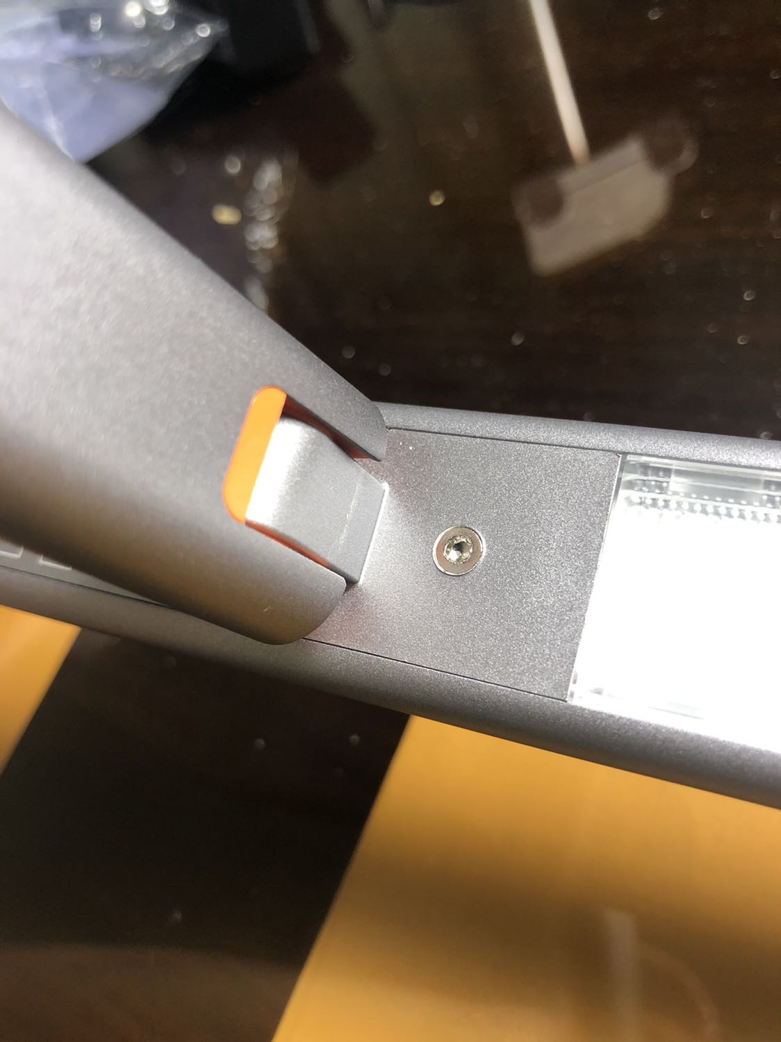 -1 sao Hộp seal đã bị bóc.
-1 sao ốc bị vặn toét ra.
-1 sao lỗ cắm sạc bị lệch, rất khó sạc. 
-1 sao không thể chỉnh độ sáng của đèn, đèn rất yếu. 
Ngoài ra thì giao siêu chậm. Nên cân nhắc mua chỗ khác, hieu khac, ko đáng nhiêu tiền nhưng đỡ bực mình