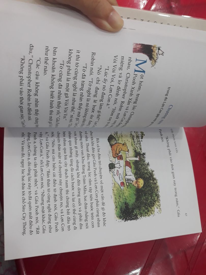 Sách minh họa màu sắc rất đẹp, nội dung sách cũng rất hay và dễ thương hệt như cái tên của sách vậy: Gấu Pooh xinh xắn. Đây là một cuốn sách rất đáng để mua và có trên kệ sách của mọi người nha, 😊😊😊.