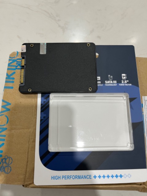 Mình đặt tối khuya, vì tiết kiệm chi phí nên chọn giao hàng tiết kiệm. Vậy mà mới sáng sớm hôm sau Tiki đã giao hàng, thật không uổng công mình ủng hộ tiki mấy năm qua. Ssd Patriot này là ổ thứ 2 mình mua. Tuy nhiên không hiểu sao sau khi cài Windows 10 64 bit và các app hoàn chỉnh, mình tháo tam ra vệ sinh máy, gắn thêm ổ cứng hdd vào là lại bị lỗi Winload.exe. Mình đã tháo hdd ra, cài lại hoàn chỉnh lần nữa, gắn thêm lại ổ hdd vào vẫn bị. Cứ thế cài đi lại ba bận vẫn lỗi vậy. Sau cũng quyết định k gắn thêm lại ổ hdd thì bình thường nên thôi cứ để vậy cho yên.