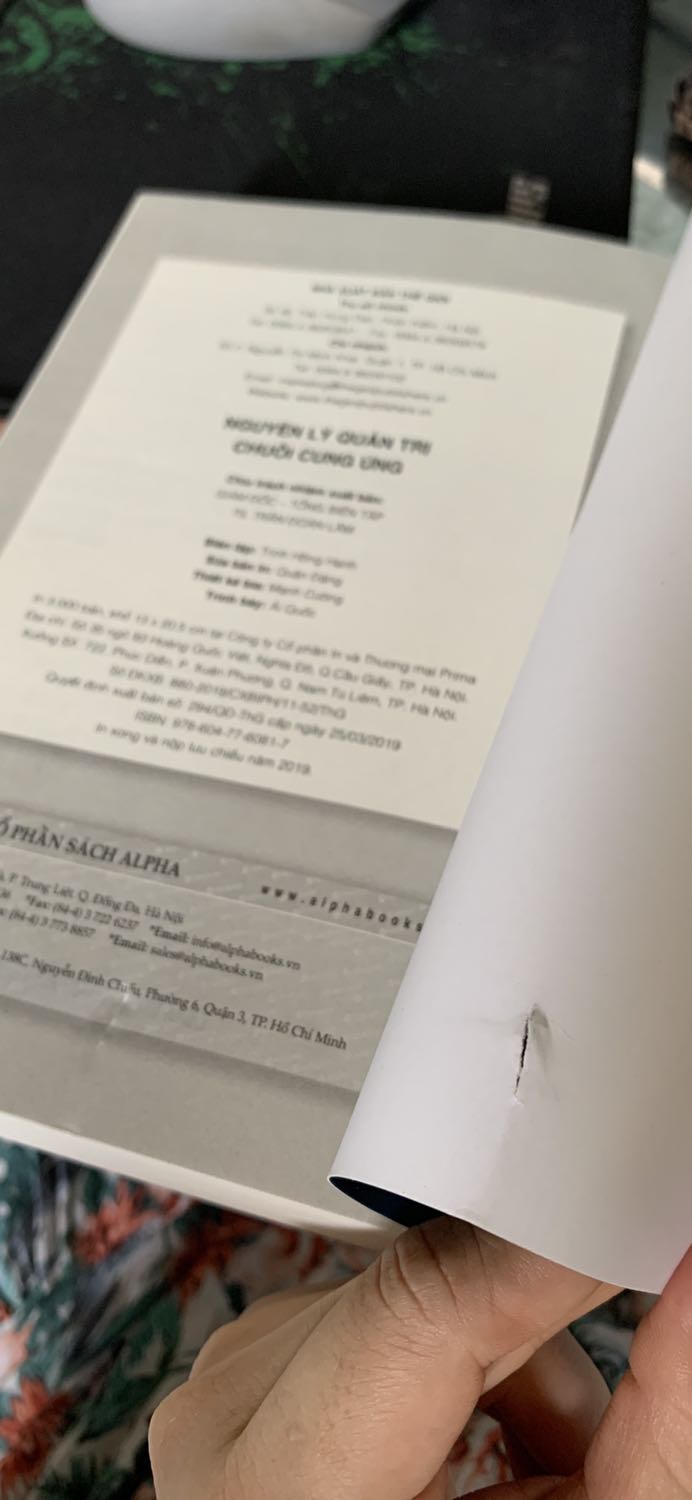 Không được bọc bao bóng, giống như lấy sách trưng bày đọc thử rồi bán lại. Bìa sau bị rách, rách luôn những trang ở sau. 1* cho chất lượng sách, nội dung sẽ đánh giá sau.