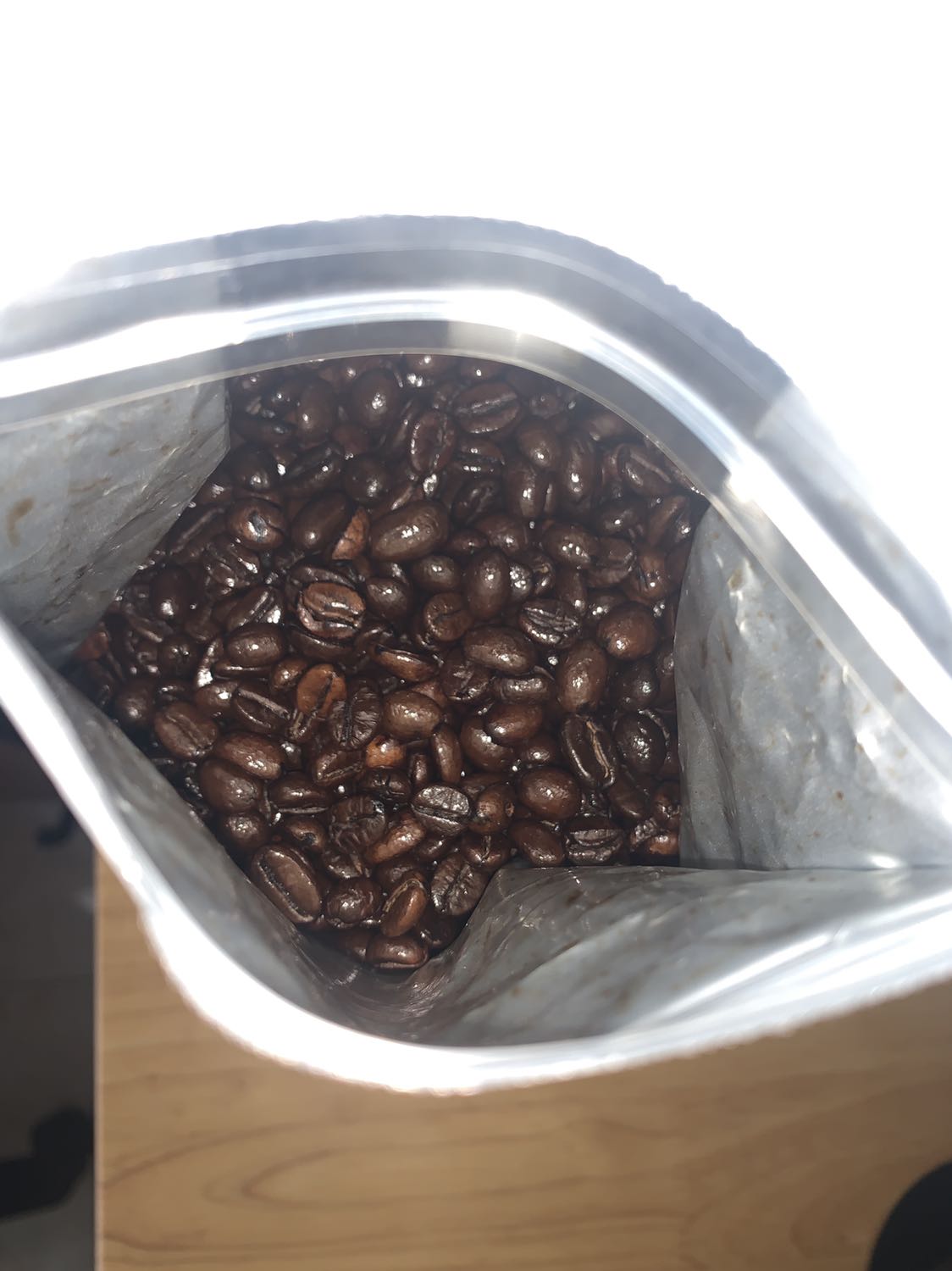 Đúng như mong đợi đến từ hãng cà phê kém chất lượng như trung nguyên, hạt cà phê rang toàn lỗi từ over development đến crater ..v..v.. nên mở ra là hạt toàn dầu, lỗ lỗ, nhiệt rang không đều. Do dịch nên mua tạm cho gia đình uống. Chứ thật sự với tiêu chuẩn cà phê SCA như hiện này thì quá tệ hại. Đúng như mong đợi đến từ hãng cà phê kém chất lượng như trung nguyên, hạt cà phê rang toàn lỗi từ over development đến crater ..v..v.. nên mở ra là hạt toàn dầu, lỗ lỗ, nhiệt rang không đều. Do dịch nên mua tạm cho gia đình uống. Chứ thật sự với tiêu chuẩn cà phê SCA như hiện này thì quá tệ hại.