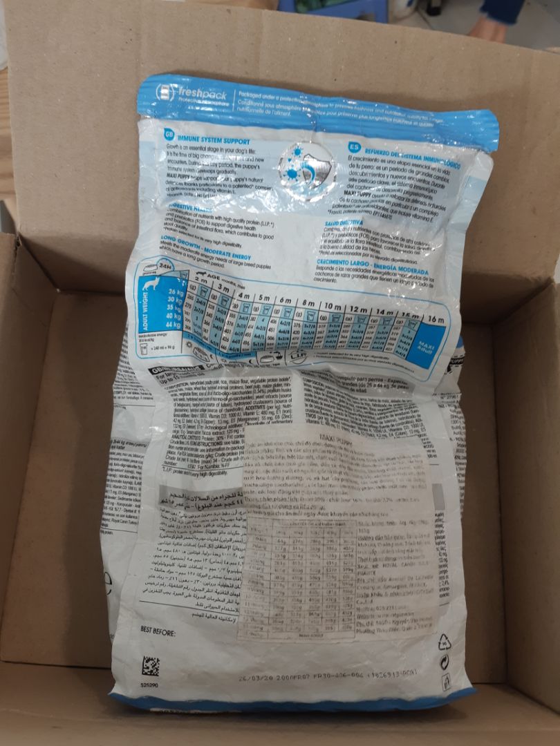 tiki lần này giao hàng quá tệ. nghĩ sao gói hạt cũ nát, nhòe hết chữ. hạt bên trong vỡ vụn. bỏ vô thùng cũng ko hề có 1 lớp lót hay miếng xốp như mọi ngày. điều đáng nói ở đây là gói hạt bị nhòe hết chữ và nhàu nát như vậy mà cũng bỏ vô giao cho khách.