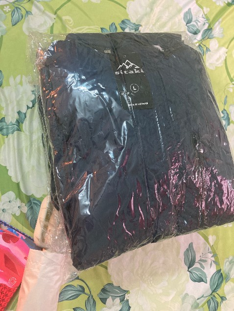 Áo quá đẹp, lớp lông mịn như nhung. Mặc vừa ấm, vừa nhẹ, không bị to đùng đùng như áo khoác phao khác. Rất là ấm luôn!!! Cho shop 5 sao!!!