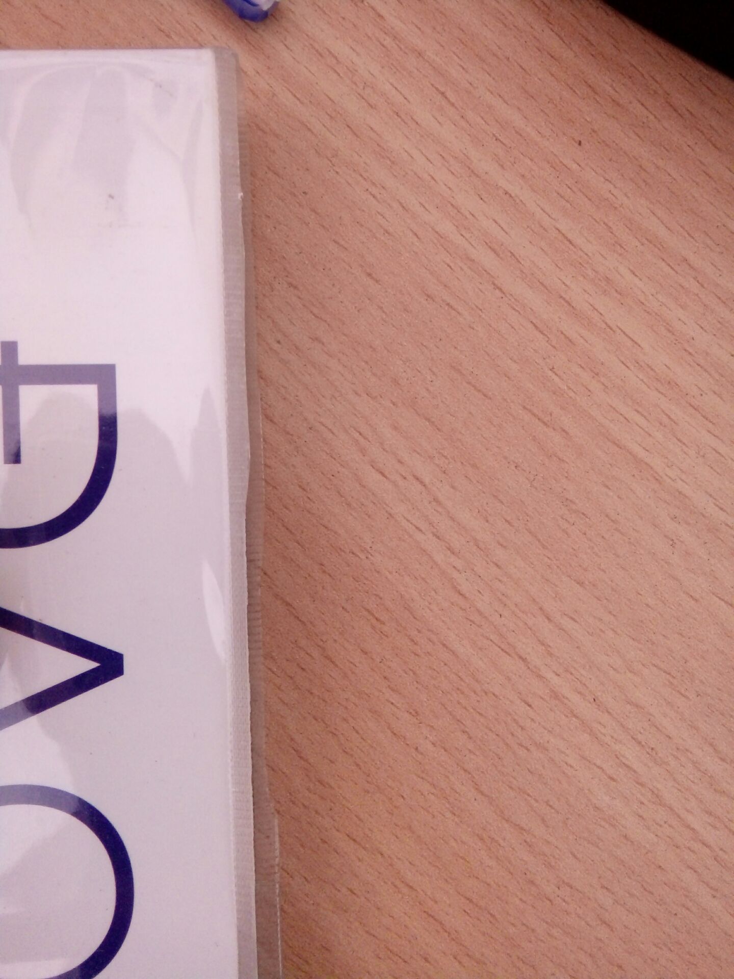 T rất khó tính khi chọn sách. Trong đó điều tôi quan tâm là nội dung và bìa sách. Nếu đã bọc thì add sau này bọc cho có hồn một chút. nhìn tn là t phải tự mình cắt lại rồi!