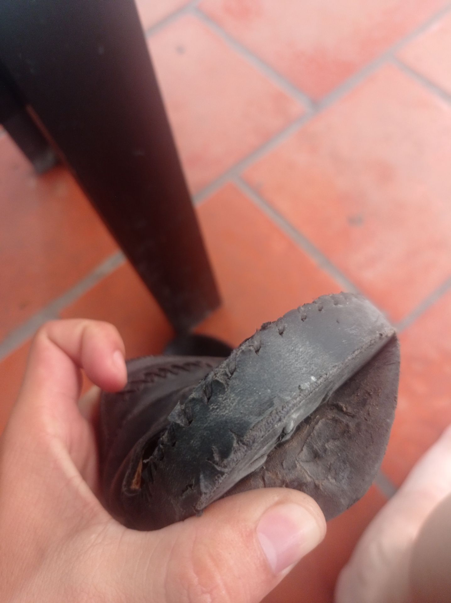 dép không phải da thật, chất lượng tệ, sử dụng chưa được 1 tháng đã bong trốc rất nhiều. các bạn nên cân nhắc khi mua