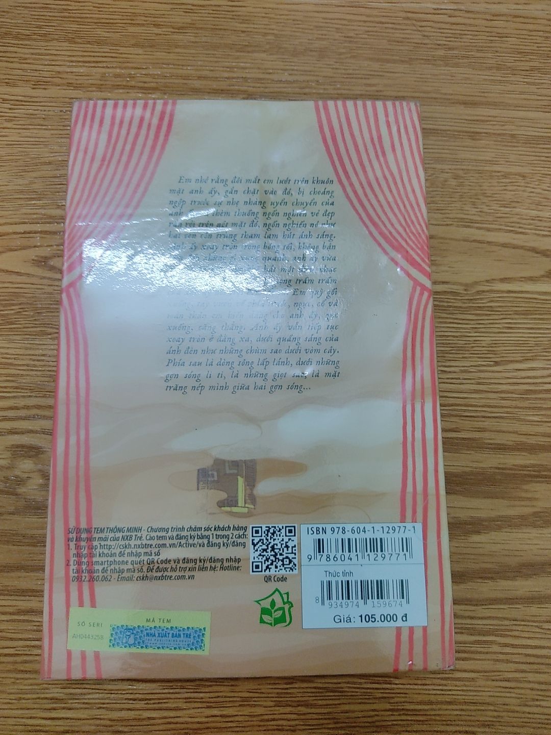 Sách được bọc bao kiếng nên sạch đẹp. Này là mình tự bao sách bằng giấy kiếng.