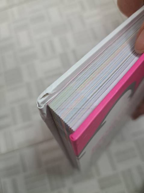 Sách bị móp góc, thậm chí là rách. Bề mặt sách dơ, dính vệt bẩn nâu. 
Cực kì thất vọng với dịch vụ gói hàng của tiki lần này, không chống xóc không hộp giấy, chỉ gói bằng túi thôi.