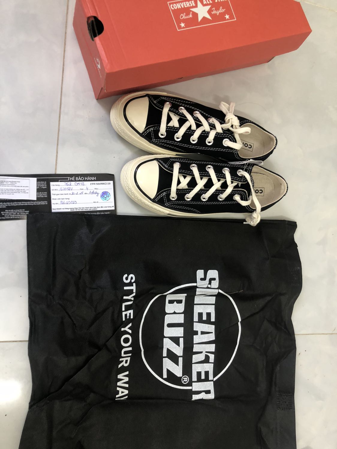 Giày thì xịnnnn khỏi nói giao hàng nhanh còn tặng kèm vớ nữa :vvv