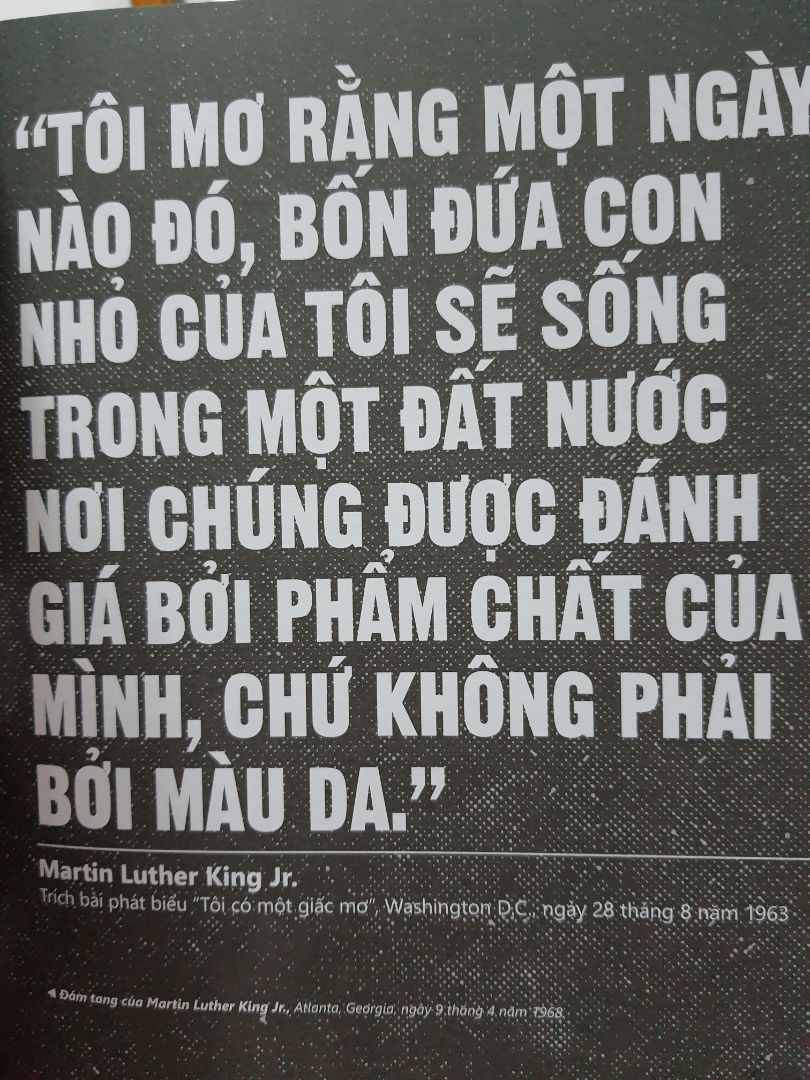 Sách bìa cứng, giấy đẹp, cung cấp thông tin về các nhà lãnh đạo vĩ đại trên thế giới