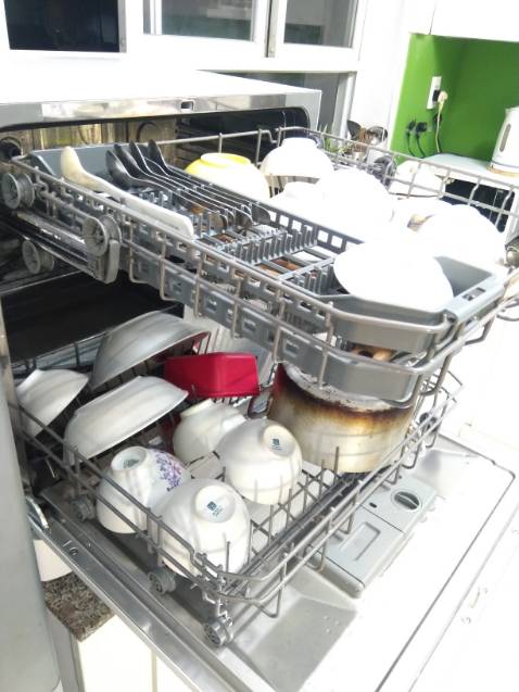 - Phù hợp cho Gia đình 3-4 người, Mình 1 ngày rửa 1 lần cũng tạm đủ với lượng chén vừa phải.
- Chọn chế độ Quick trong 30 phút để tiết kiệm điện, sau đó lấy úp ra ngoài cho khô ráo vì bên trong máy vẫn còn ướt.
- Mình nghĩ nếu ai muốn cho đồ khô hơn thì phải mua thêm Nước trợ xả nhé, vì hiện tại mình có chọn thử chế độ Glass Care và ko có nước trợ xả thì nước vẫn còn đọng lại trên rãnh chén.