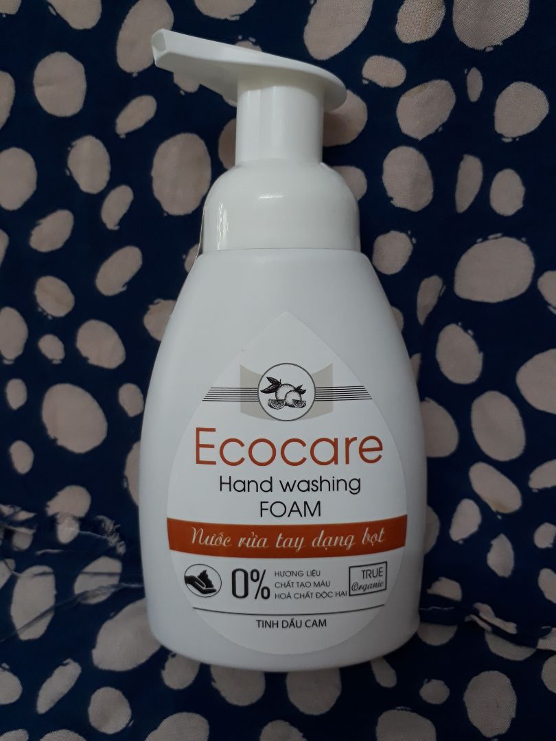 Ưu điểm:
- Mùi vỏ cam thơm dễ chịu, rửa xong tay ko ám mùi thơm hóa chất
- Dạng bọt nên tiết kiệm
- Mềm da, ko nhờn rít hay khô tay
- Ghi là organic và 100% diệt khuẩn nên cảm thấy an tâm sử dụng (trước giờ chỉ tin dùng lifebuoy or safeguard)
Khuyết điểm: muốn xịt được phải xoay vòi ngay cái khe hở, vòi ko đúng vị trí đó coi như khóa lại, ko ấn xuống được.
Tiki đóng gói kỹ mà vẫn chảy 1 ít xa bông ra ngoài.
Nhưng túm lại vận cho 5 sao.