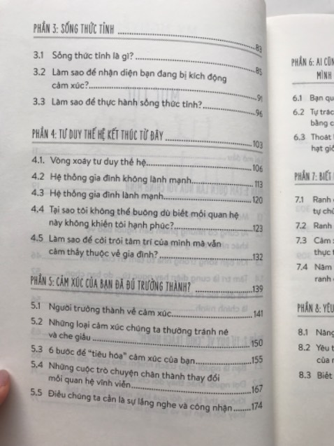 Shop giao hàng đẹp, đóng gói cẩn thận không bị móp góc. Giao nhanh.
Sách này rất thực tế về tâm lý và có những trường hợp cụ thể minh hoạ. Đọc rất dễ hiểu và thấm liền, áp dụng liền được. Có hình ảnh cũng như các bài tập, câu hỏi chi tiết kèm theo để sử dụng cho bản thân.
Khác với sách self help khác mình hay đọc thường chỉ lên tinh thần hay chỉ những bước mà không có hiệu quả, tác giả đã áp dụng cho mình và cho khách hàng những kiến thức trong sách. Những kiến thức có thể cảm nhận đã được trao dồi và nghiên cứu kỹ càng. 
Sắp xếp các chương rất hợp lý và giúp đọc giả xây dựng nền tảng kiến thức vững vàng để dễ hiểu. 
Hành trang tâm lý học và chữa lành hết sức tuyệt vời. Đã mua tặng vài người bạn và ai cũng khen.