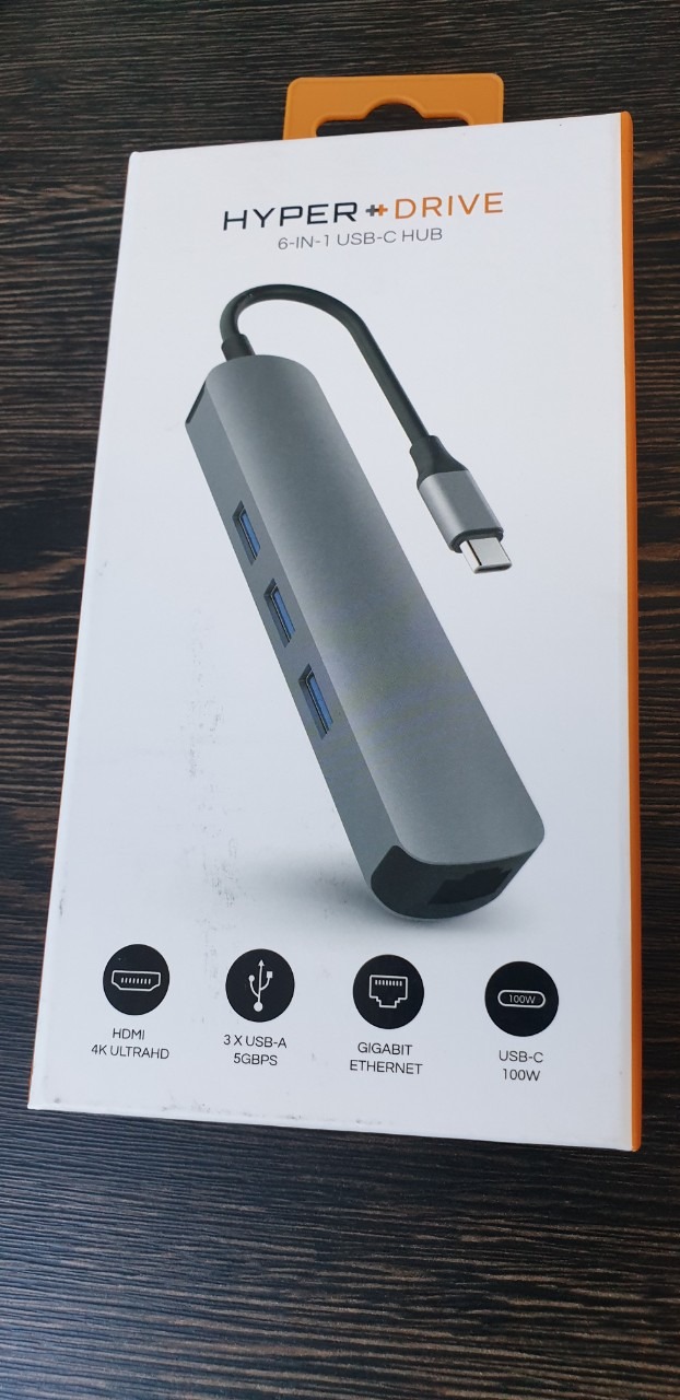 - Nhận hàng hết hồn vì ngoại hình sản phẩm quá tệ, hộp đựng rất cũ và có đầy vết bẩn, giống như bỏ rất lâu trong kho và không được bảo quản đúng cách.
- Khui ra sử dụng thì thấy phần nhựa đen ở cổng Gigabit lỏng le, lắc qua lắc lại có tiếng kêu bên trong. Đã làm yêu cầu trả hàng và đợi Tiki giải quyết.
- Nghe tên tuổi anh này đã lâu nhưng lần đầu tiên lại dính sản phẩm lỗi kiểu này thì lại phải đi tìm thương hiệu khác mà dùng rồi.