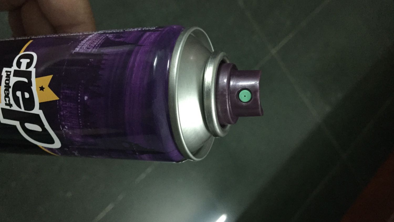 Khi mình nhận hàng liền kiểm tra chất lượng trong một lần xịt đầu tiên đôi giày của mình chống nước hoàn toàn mình cực kỳ hài lòng. Nhưng độ hoàn thiện chỗ vòi xịt không được tốt cho lắm trong quá trình xịt nước nano len ra tay mình khá nhiều. Giá trên TiKi rẻ hơn nhiều so với các chỗ khác. Mình sẽ tiếp tục đặt hàng trên Tiki khi sử dụng hết.