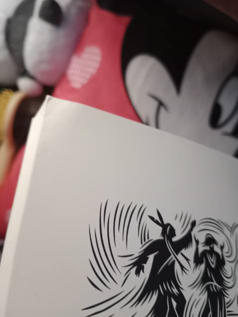 Sách cầm nặng tay, nhưng vẫn còn lỗi trong khâu đóng gói sáchm mình nghĩ tiki nên lắng nghe người dùng hơn vì đơn sách của mình trộm vía là nó lành lặn. Còn dịch vụ giao hàng nhanh, đặt chiều hôm trước, sáng hôm sau là có.